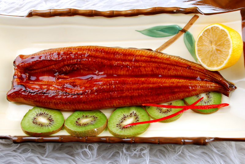 無(wú)頭背開(kāi)蒲燒鰻魚(yú)是以東京為首的日本關(guān)東地區(qū)的傳統(tǒng)美食。在生產(chǎn)過(guò)程中，將鰻魚(yú)以“背開(kāi)剖鰻法”切開(kāi)，且去掉鰻魚(yú)的頭部，再配以專用醬料精制成美味的烤鰻產(chǎn)品。這種方法生產(chǎn)出的烤鰻鹽甜兼顧，口感柔軟，芳香四溢。